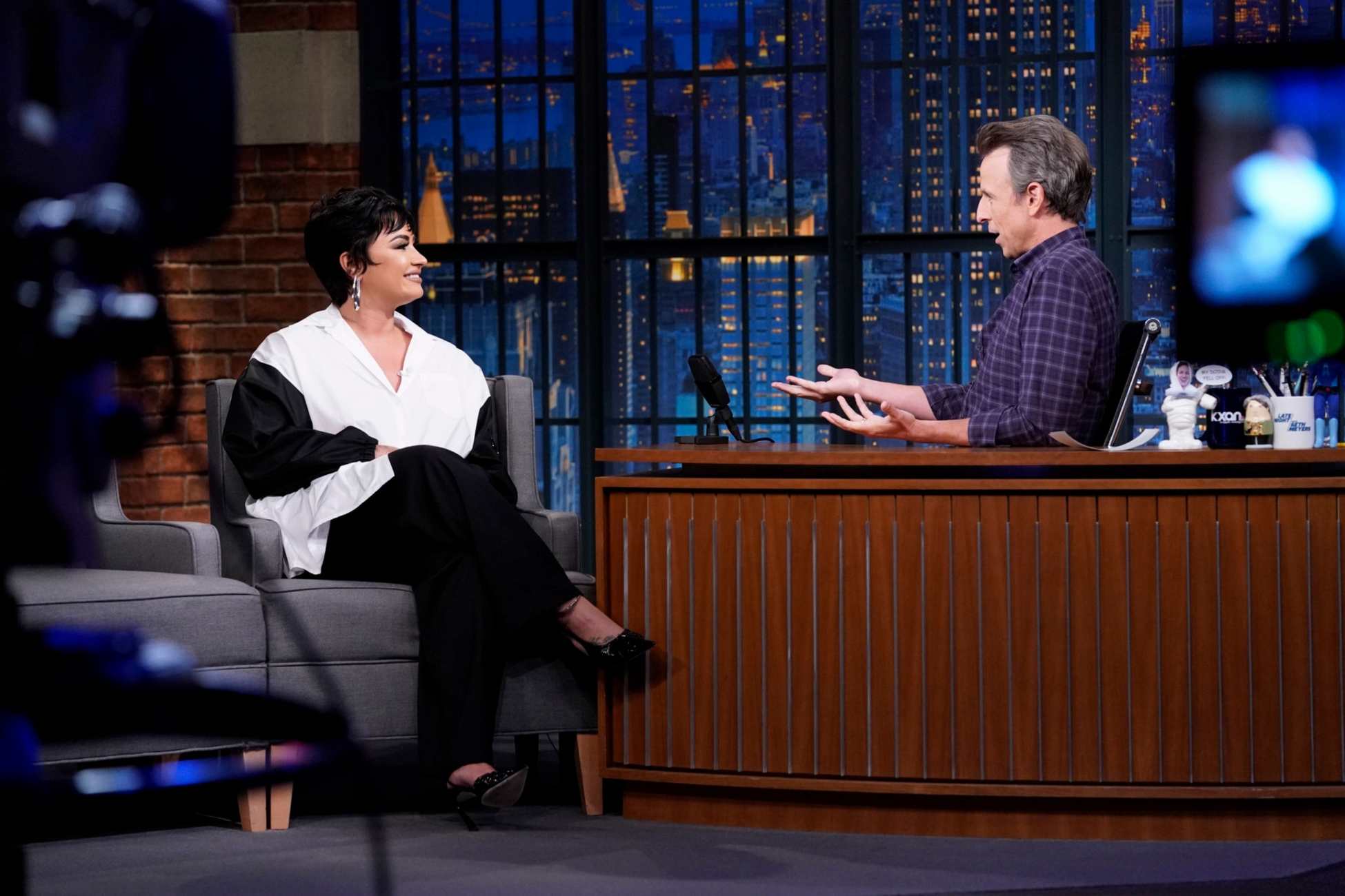 5B12355904605D_Late_Night_with_Seth_Meyers_-_Season_9.jpg