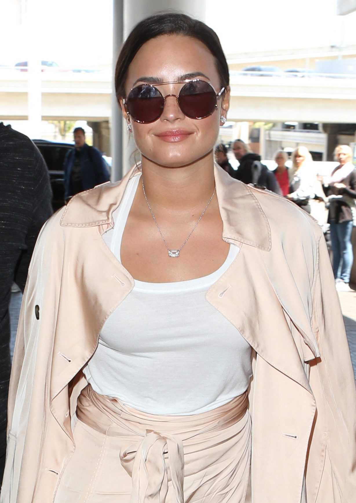At_LAX_Airport_in_Los_Angeles_-_May_16-38.jpg