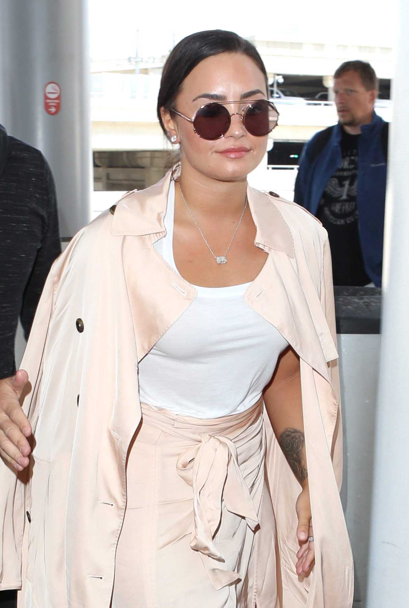 At_LAX_Airport_in_Los_Angeles_-_May_16-41.jpg