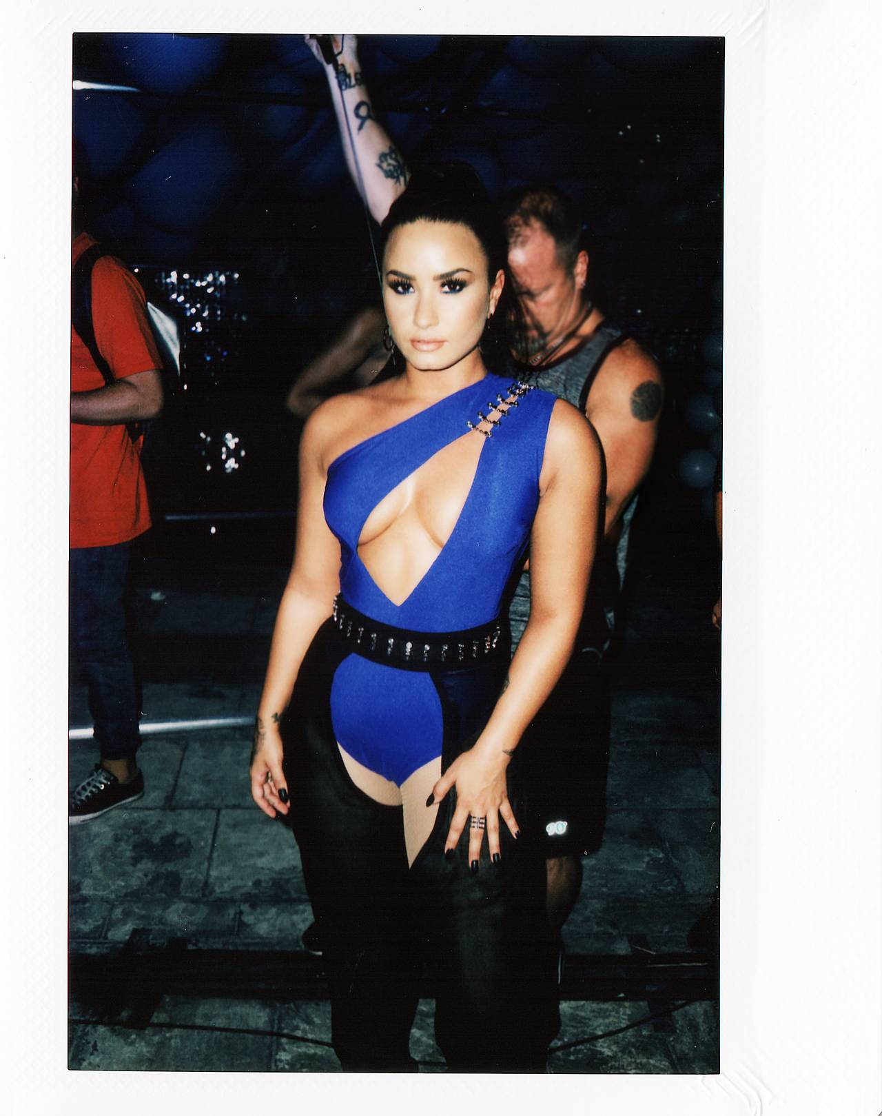 Demi_Lovato_-_2017_MTV_Video_Music_Awards_Photoshoot-12.jpg