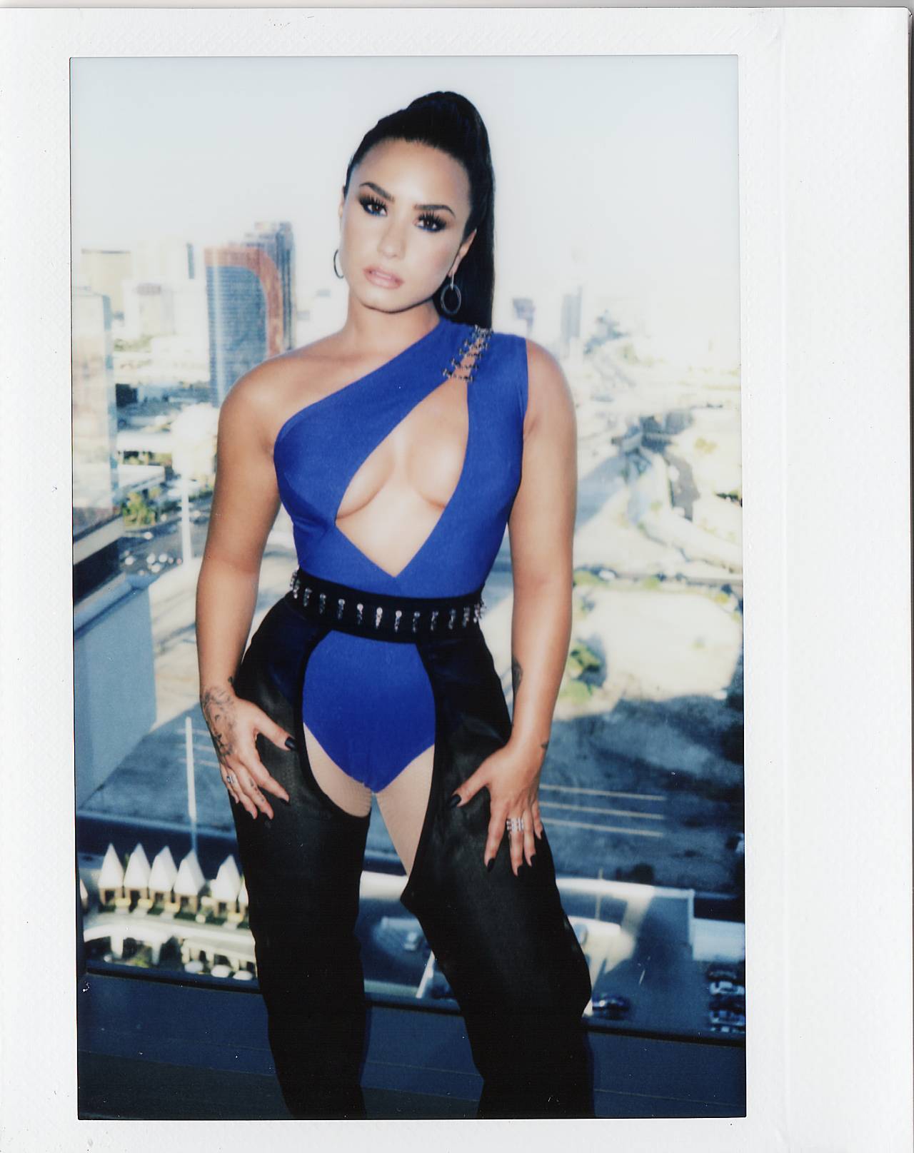 Demi_Lovato_-_2017_MTV_Video_Music_Awards_Photoshoot-14.jpg