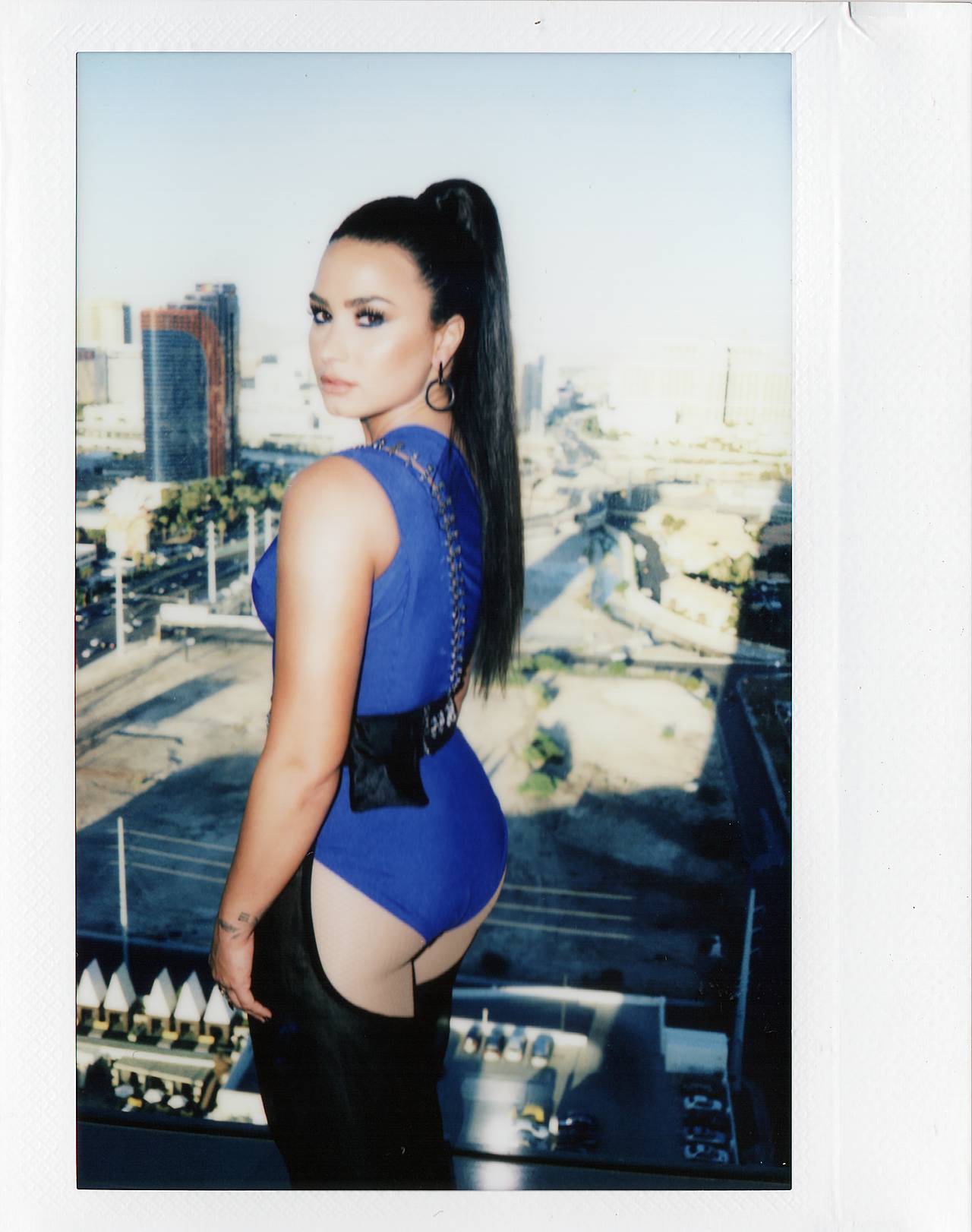 Demi_Lovato_-_2017_MTV_Video_Music_Awards_Photoshoot-16.jpg