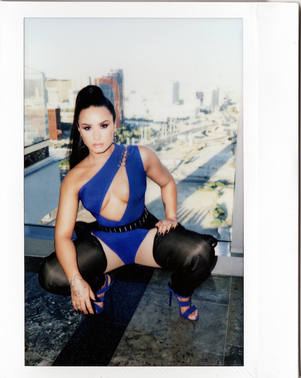 Demi_Lovato_-_2017_MTV_Video_Music_Awards_Photoshoot-18.jpg