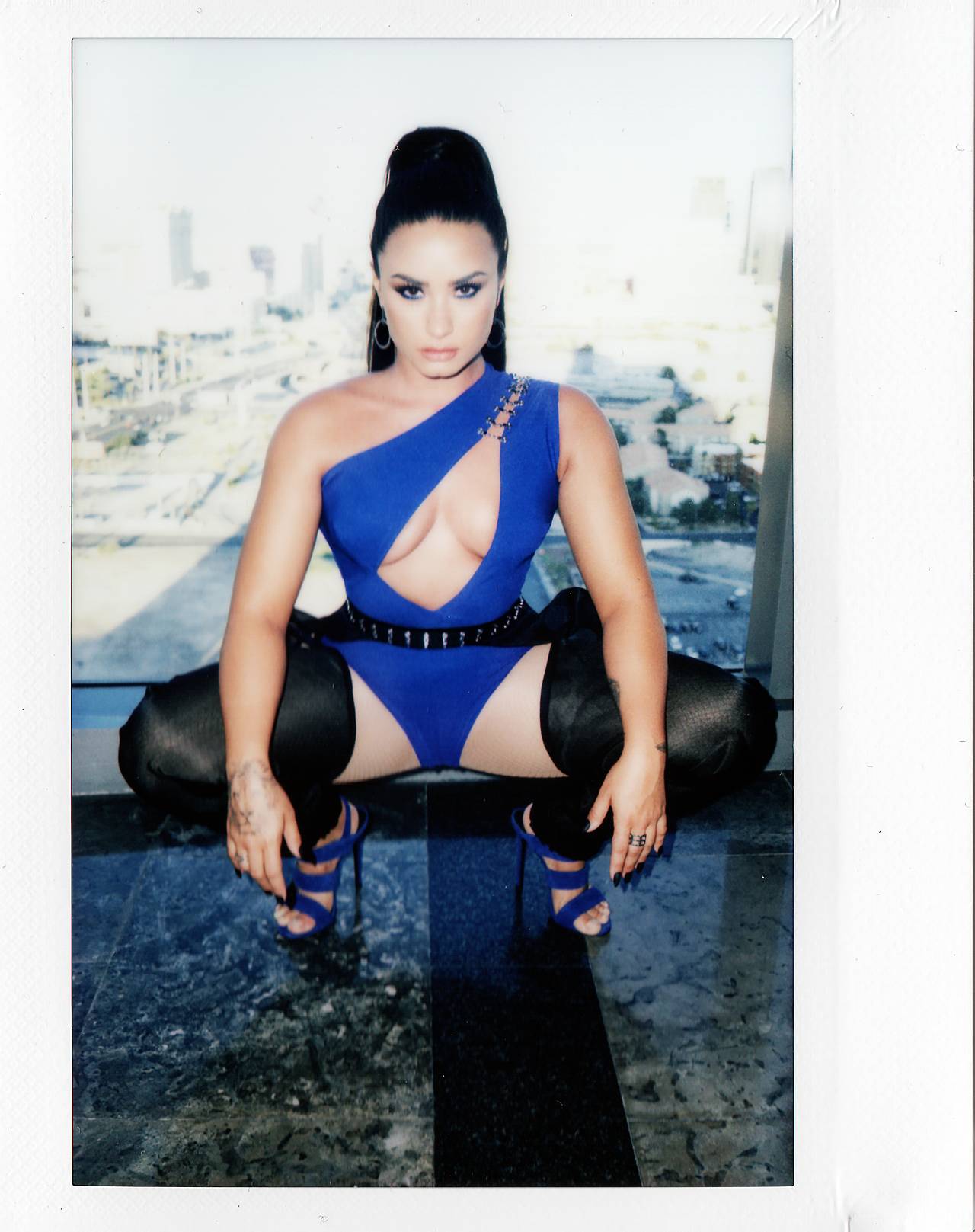 Demi_Lovato_-_2017_MTV_Video_Music_Awards_Photoshoot-19.jpg