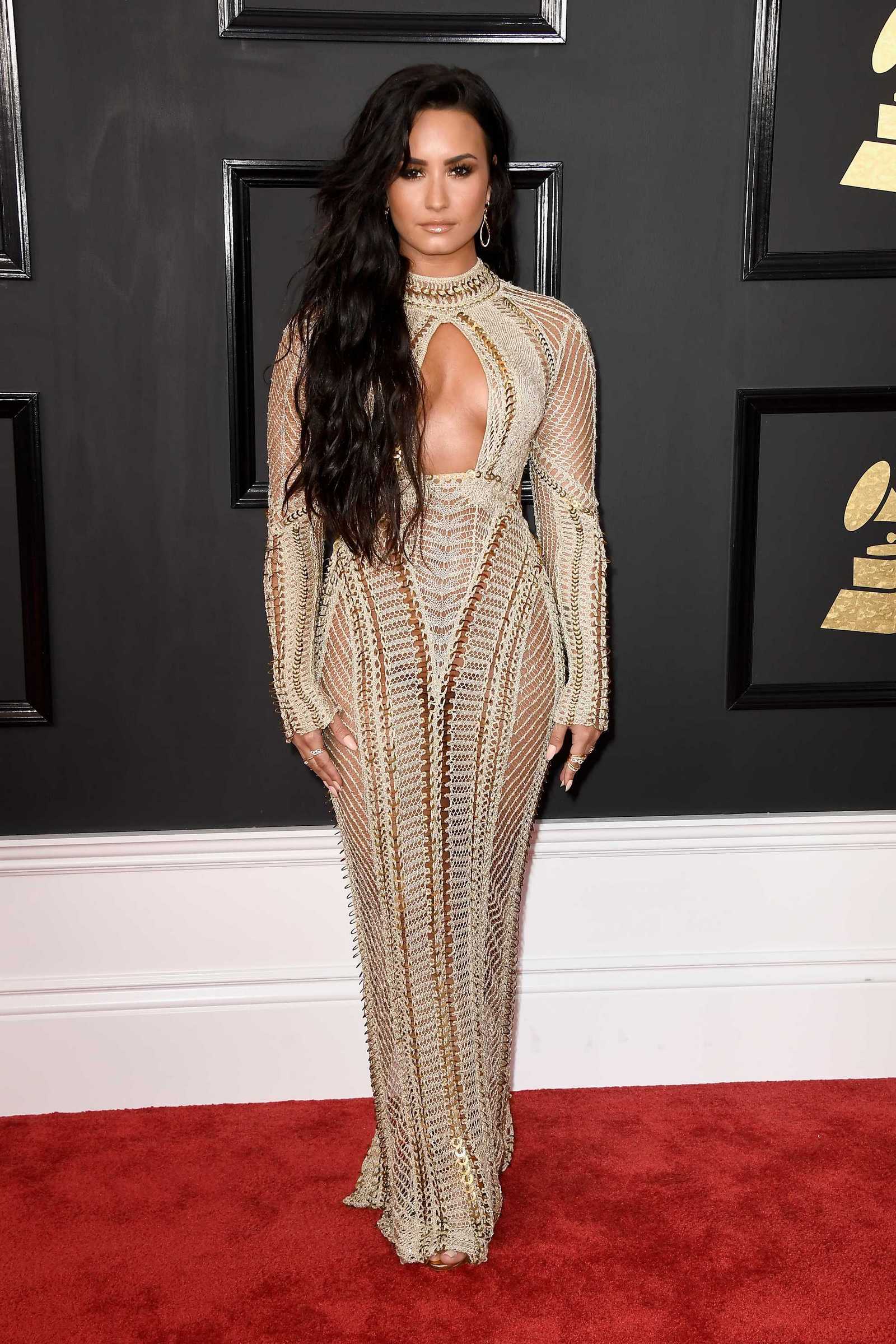 Demi_Lovato_-_59th_GRAMMY_Awards_on_Feb_12-01.jpg