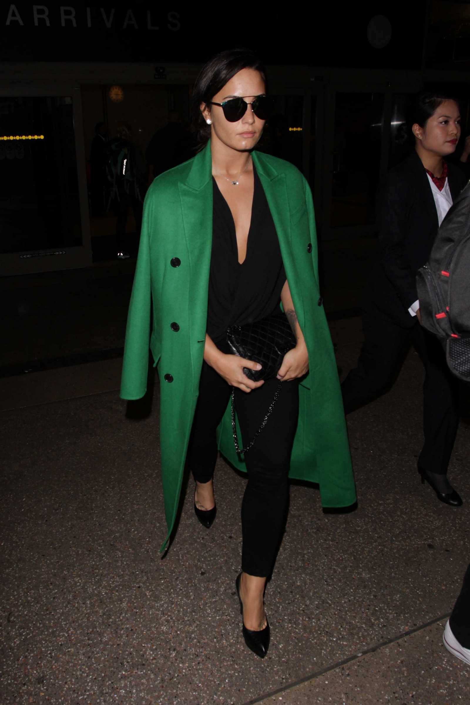 Demi_Lovato_-_Arrives_to_LAX_in_Los_Angeles_on_Feb_5-07.jpg