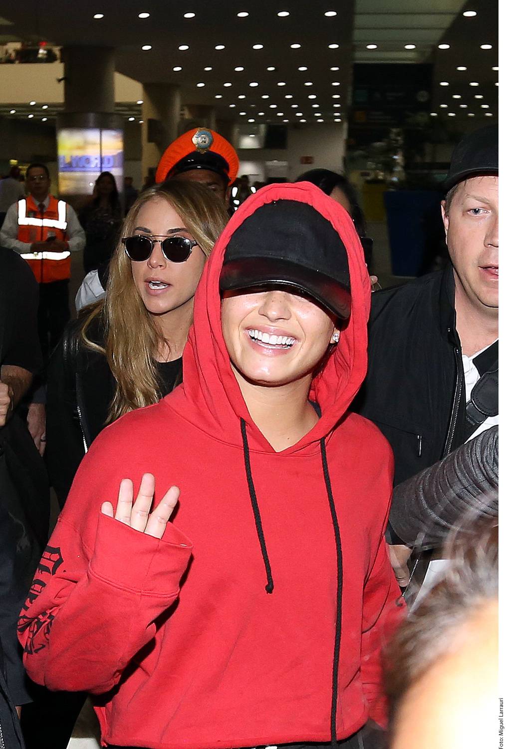 Demi_Lovato_-_Arriving_in_Mexico_City_on_November_9-04.jpg