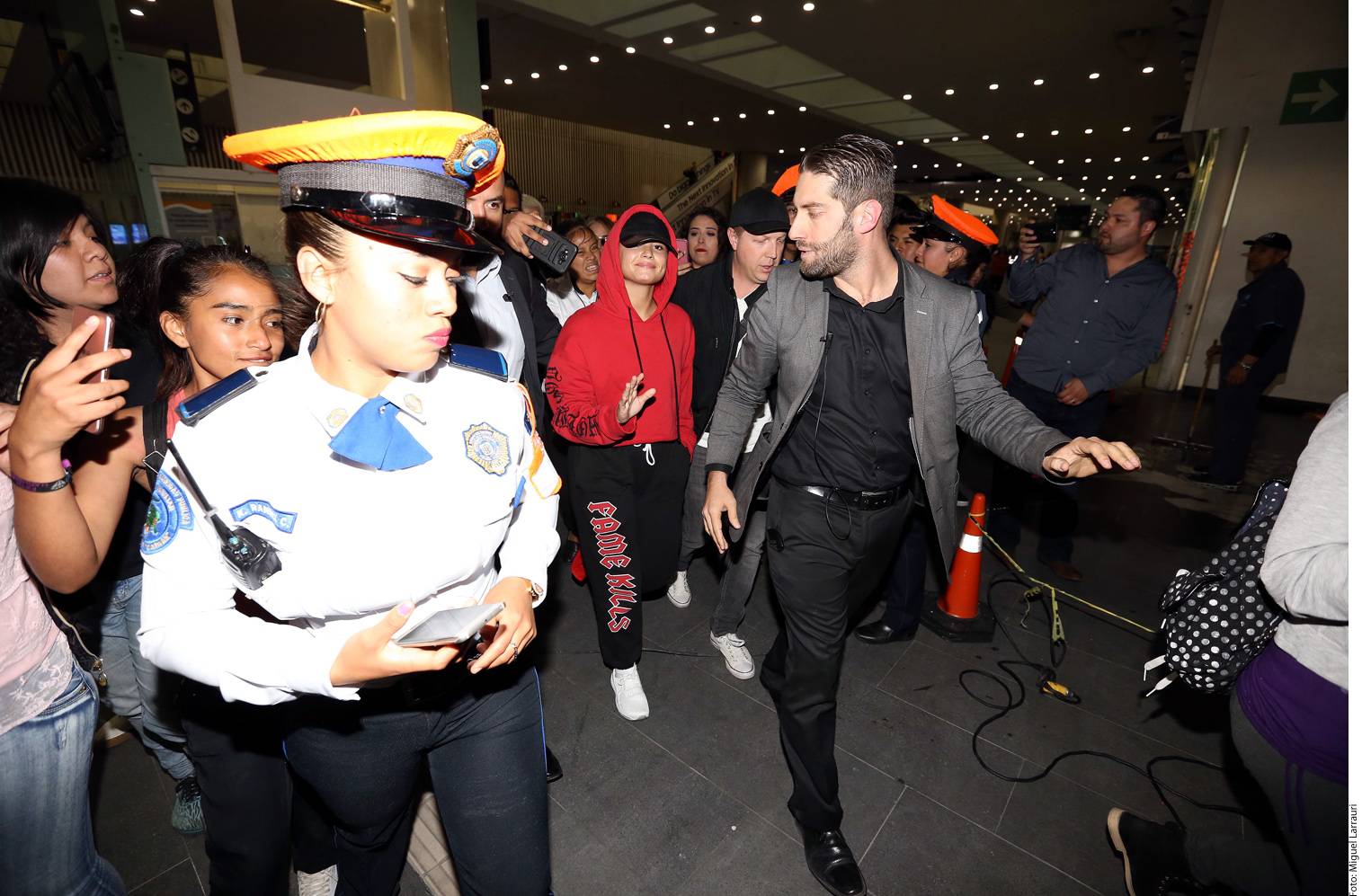 Demi_Lovato_-_Arriving_in_Mexico_City_on_November_9-05.jpg