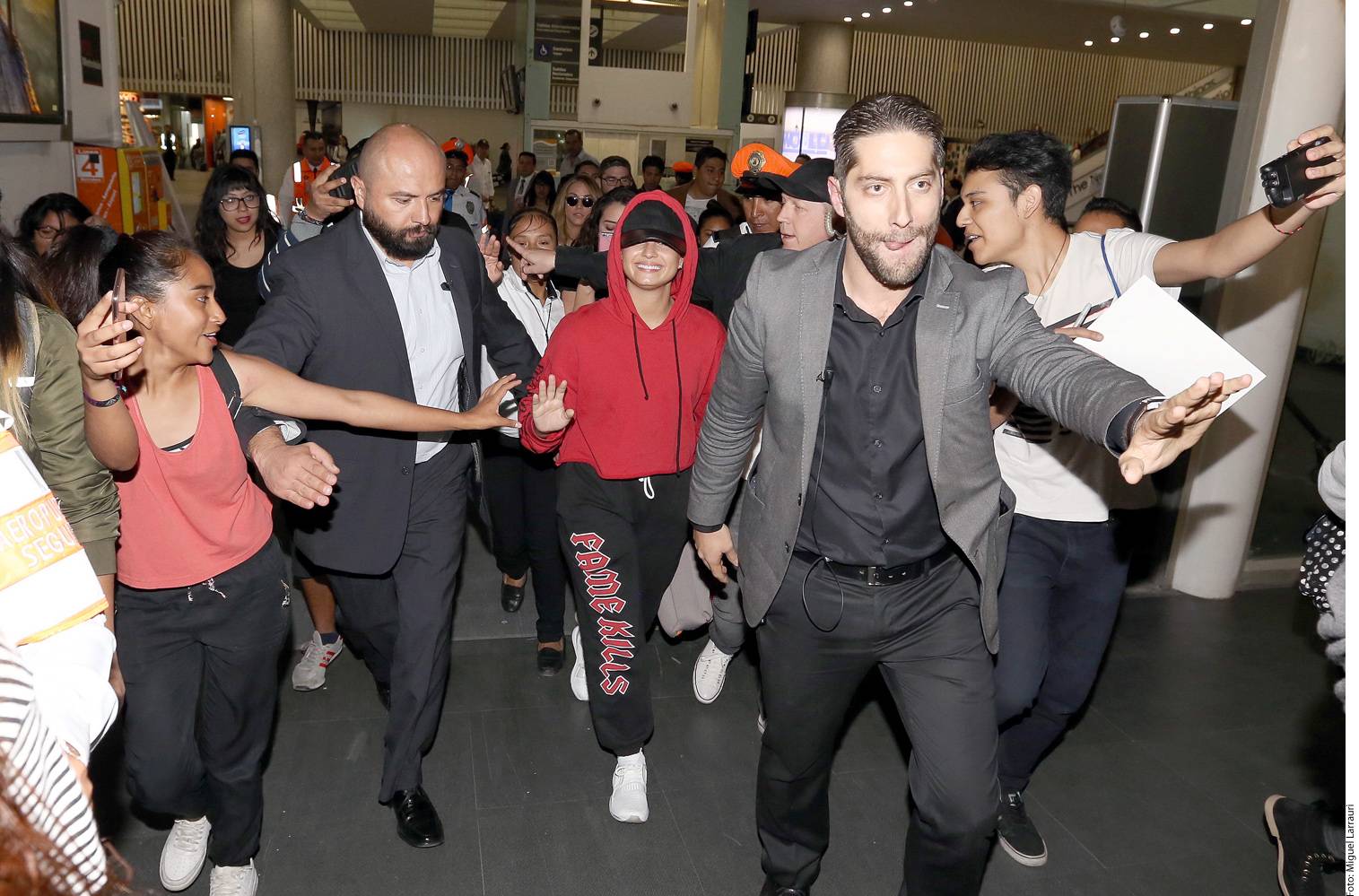 Demi_Lovato_-_Arriving_in_Mexico_City_on_November_9-06.jpg