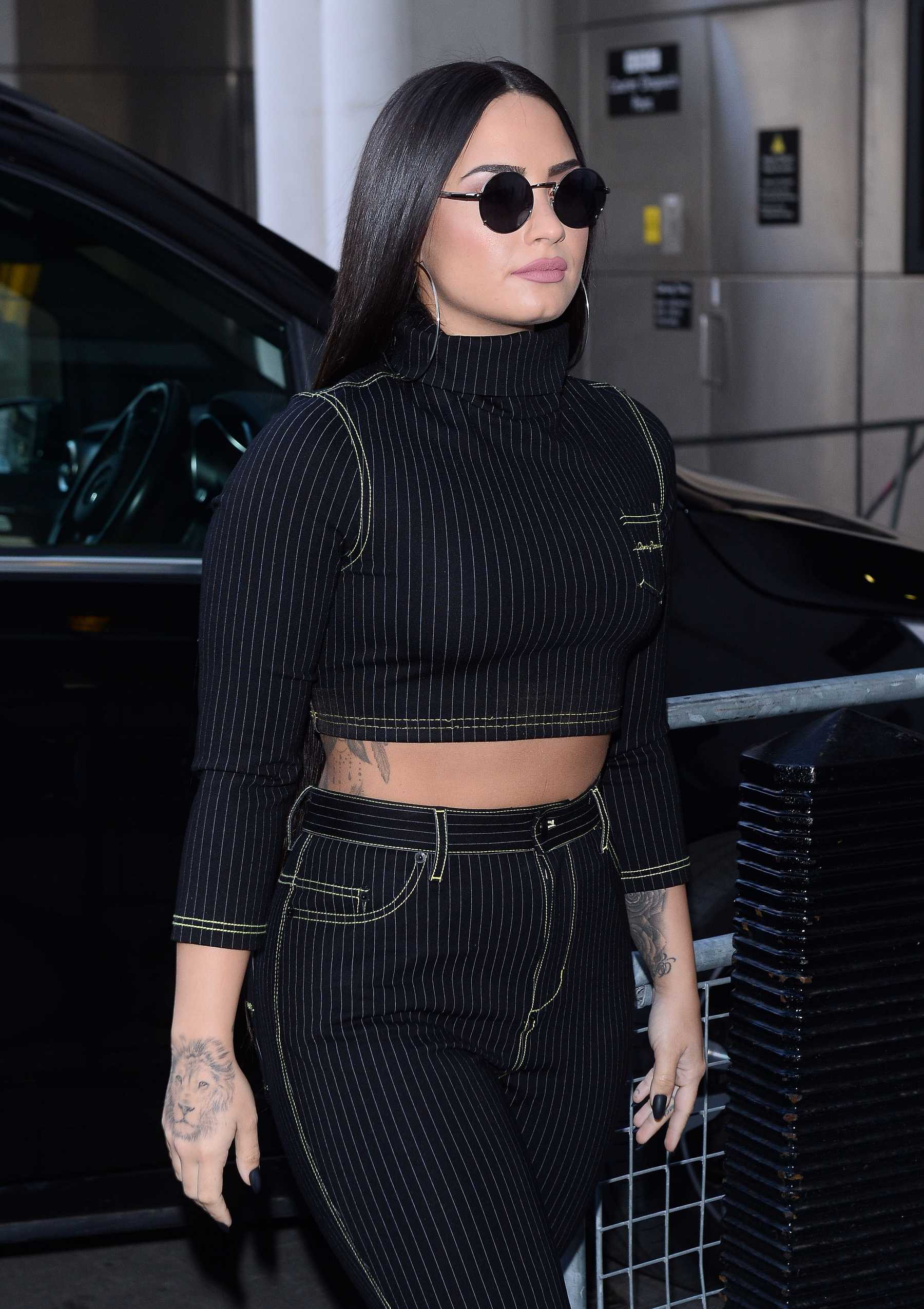 Demi_Lovato_-_At_BBC_Radio_One_Studios_in_London2C_UK_on_November_13-07.jpg