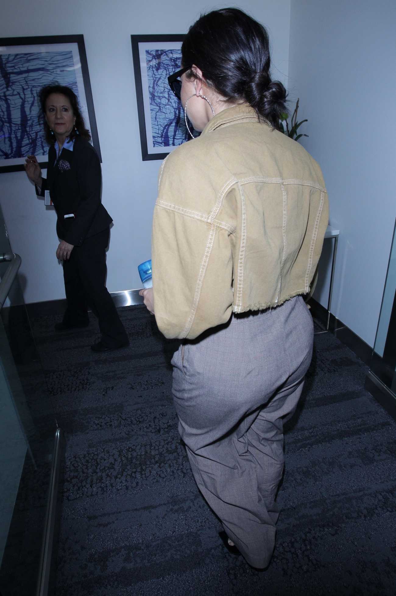 Demi_Lovato_-_At_LAX_airport_on_January_222C_2018-03.jpg