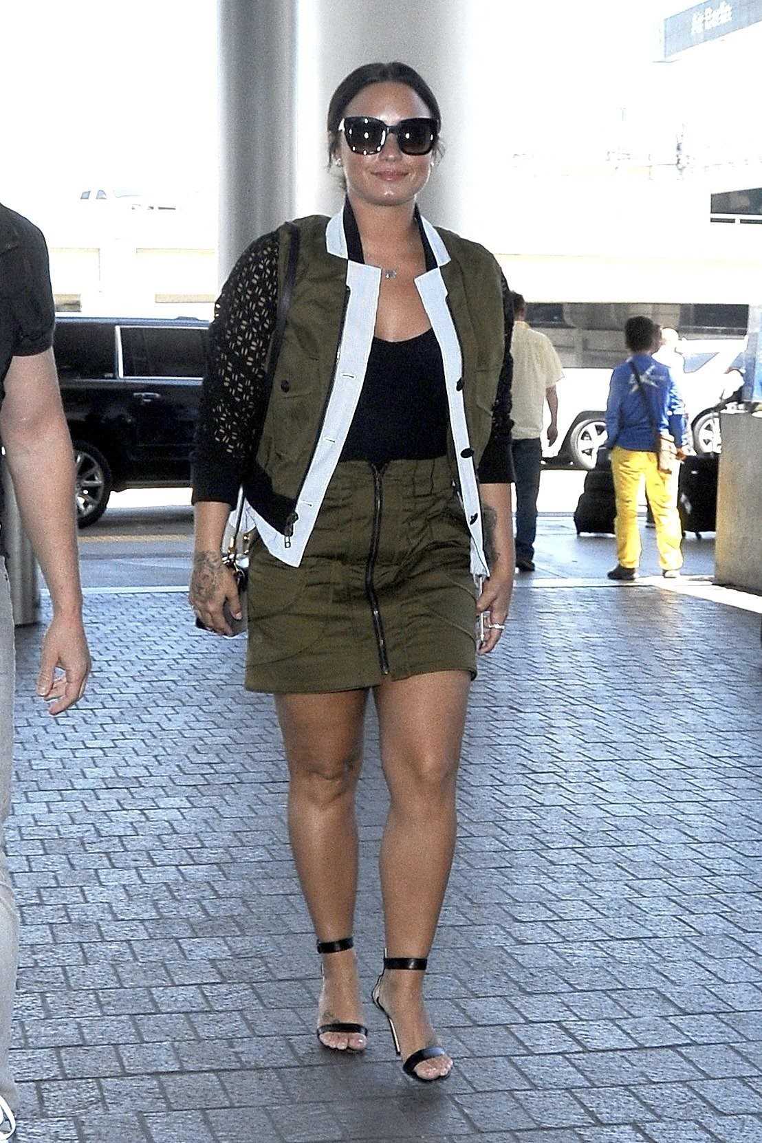 Demi_Lovato_-_At_the_LAX_airport_in_Los_Angeles_on_June_17-04.jpg
