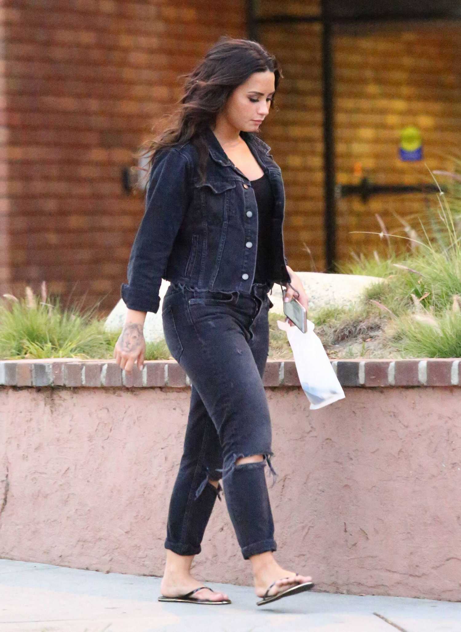 Demi_Lovato_-_In_Los_Angeles_on_August_28-04.jpg