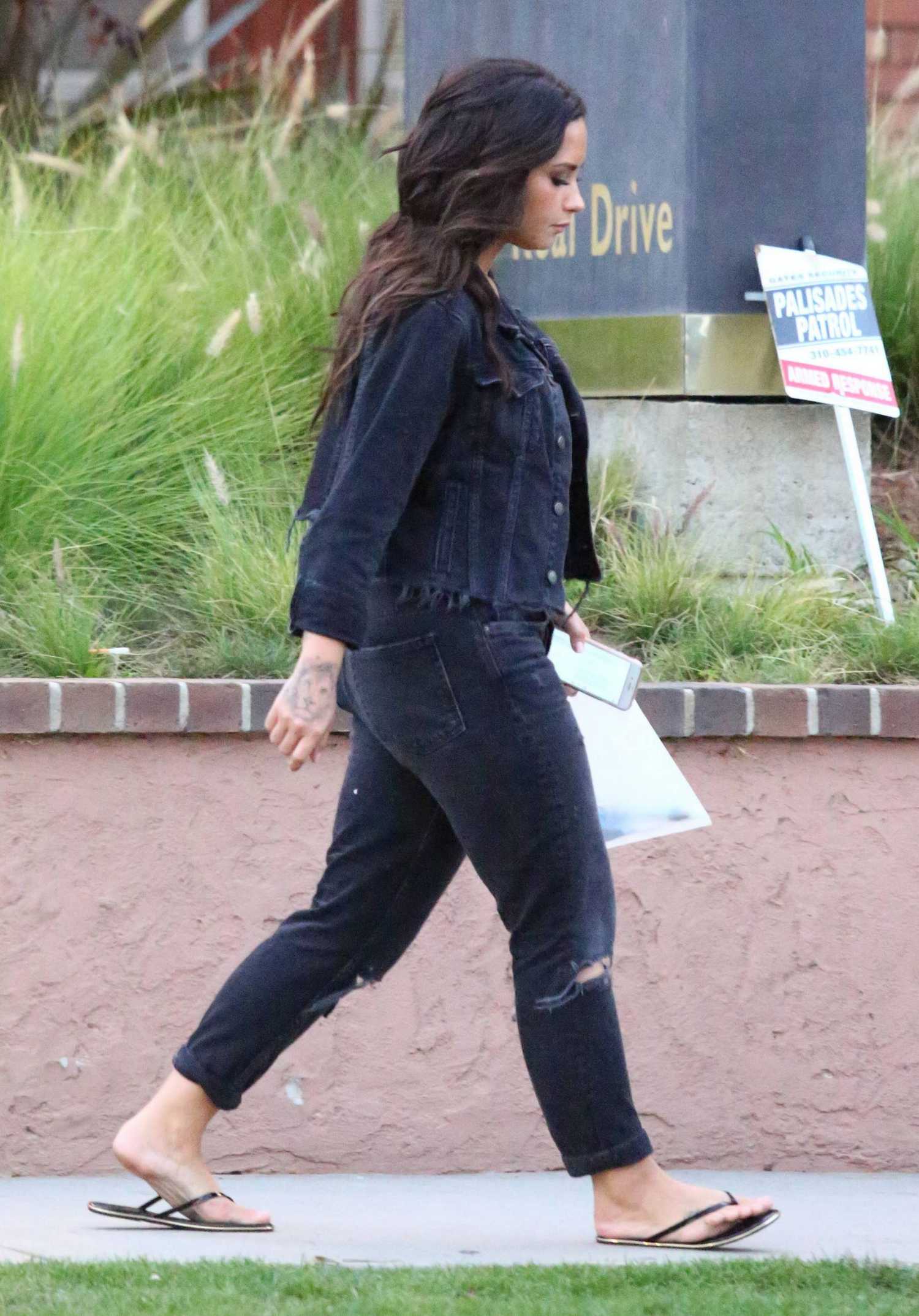 Demi_Lovato_-_In_Los_Angeles_on_August_28-13.jpg