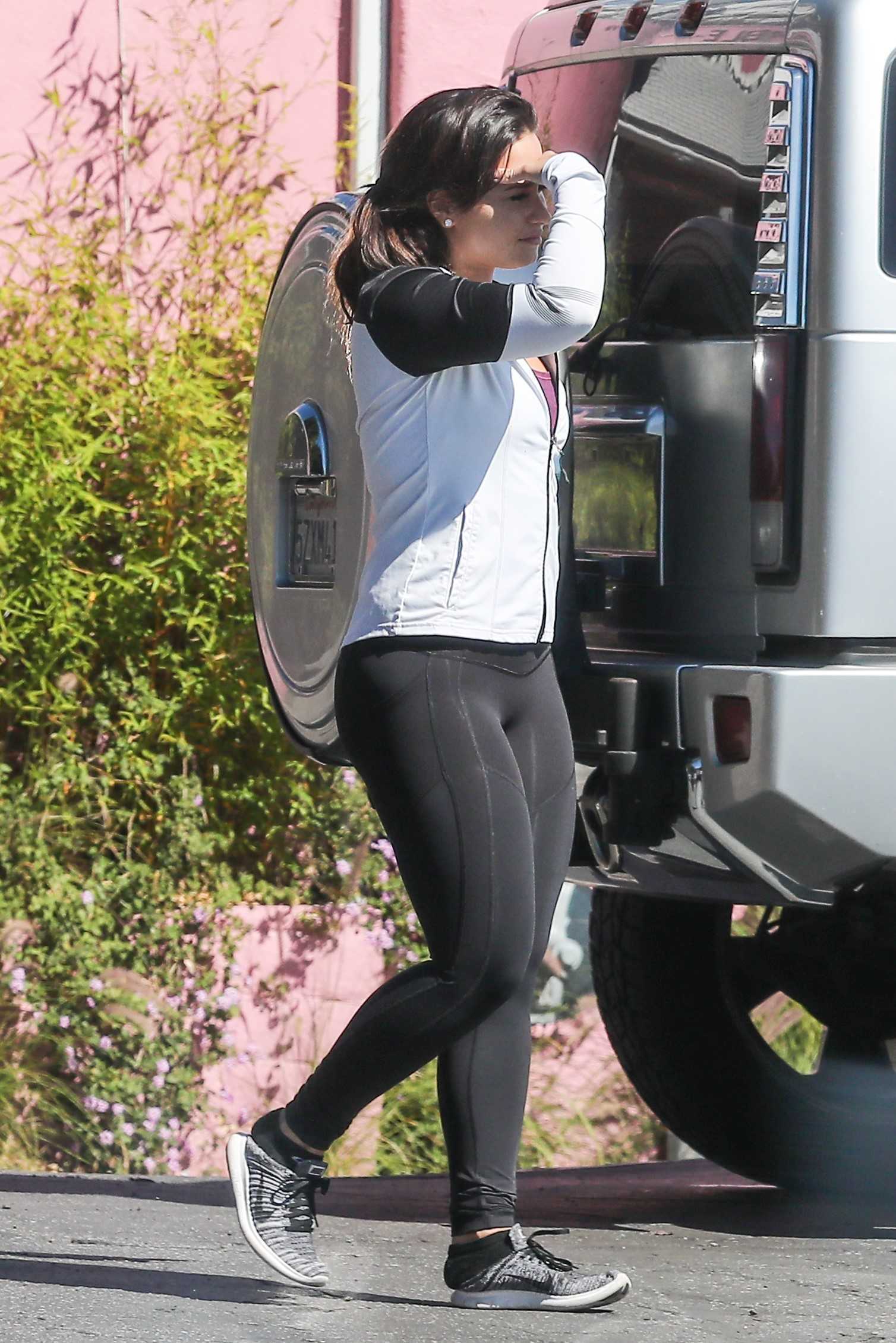 Demi_Lovato_-_Leaving_a_Jiu_Jitsu_Class_in_Hollywood_on_March_6-04.jpg