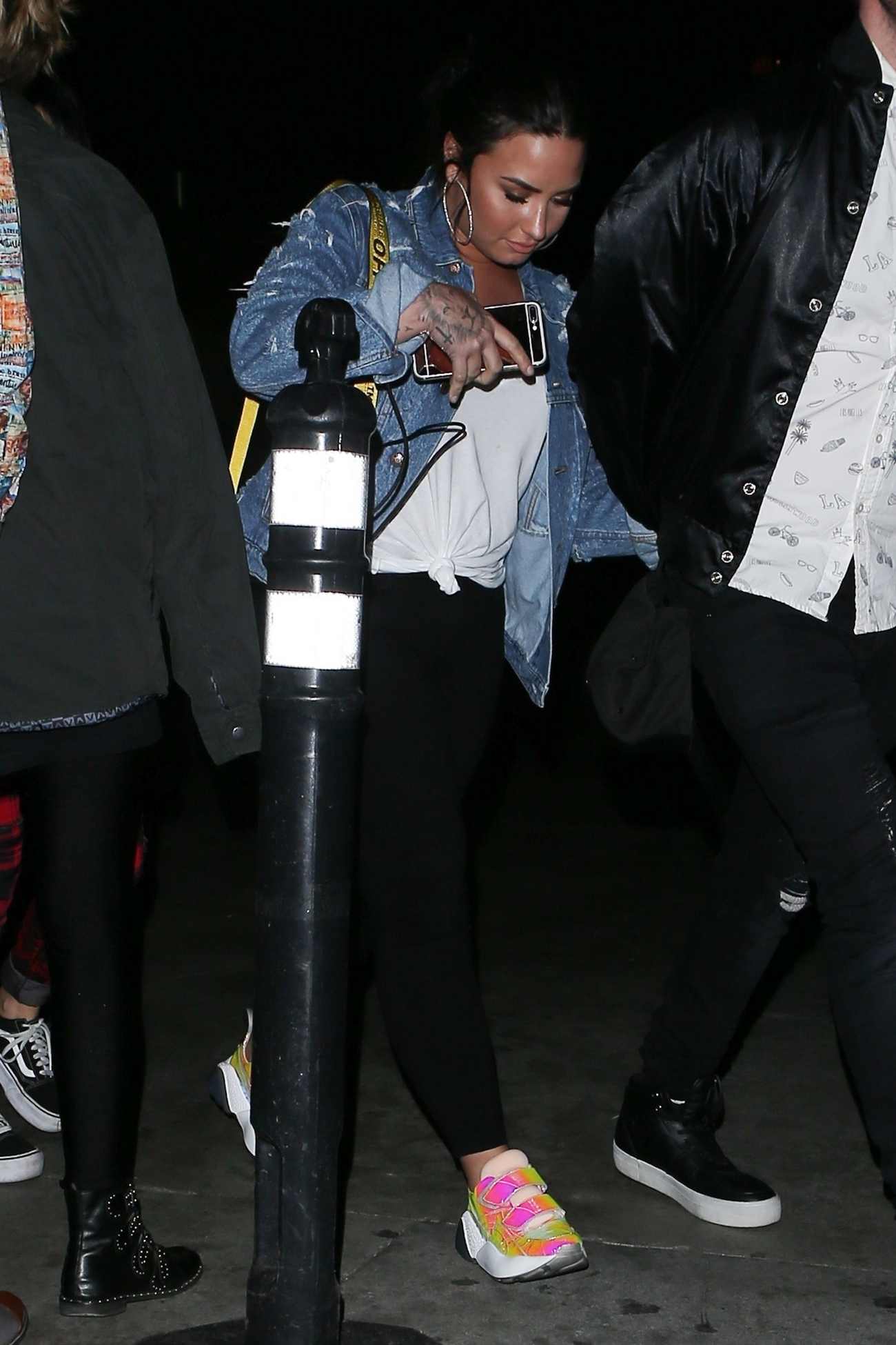 Demi_Lovato_-_Makes_a_mad_dash_to_her_car_while_leaving_No_Vacancy_in_Hollywood2C_CA_-_April_400002.jpg