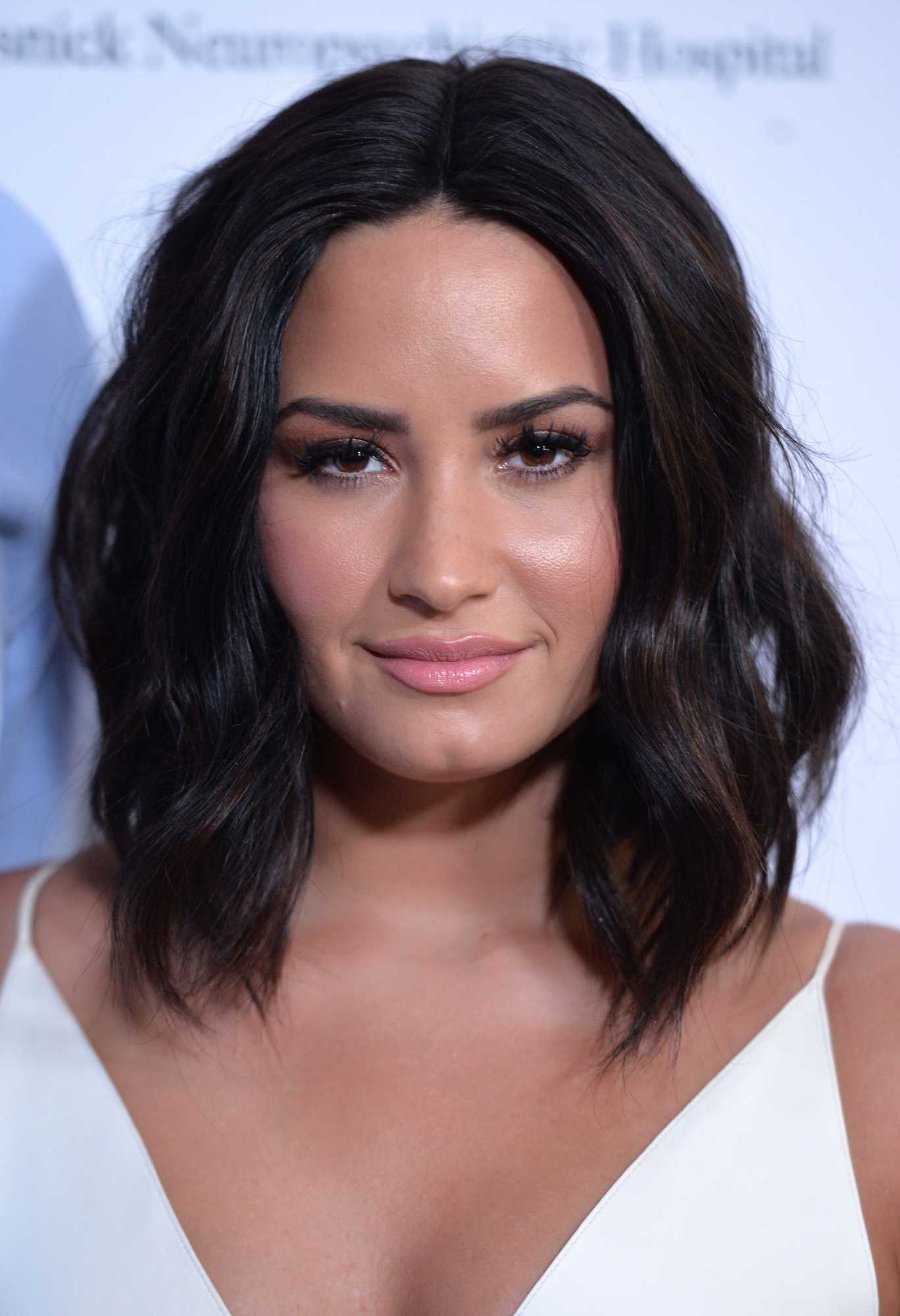 Demi_Lovato_-_Open_Mind_Gala_in_Los_Angeles_on_March_22-11.jpg