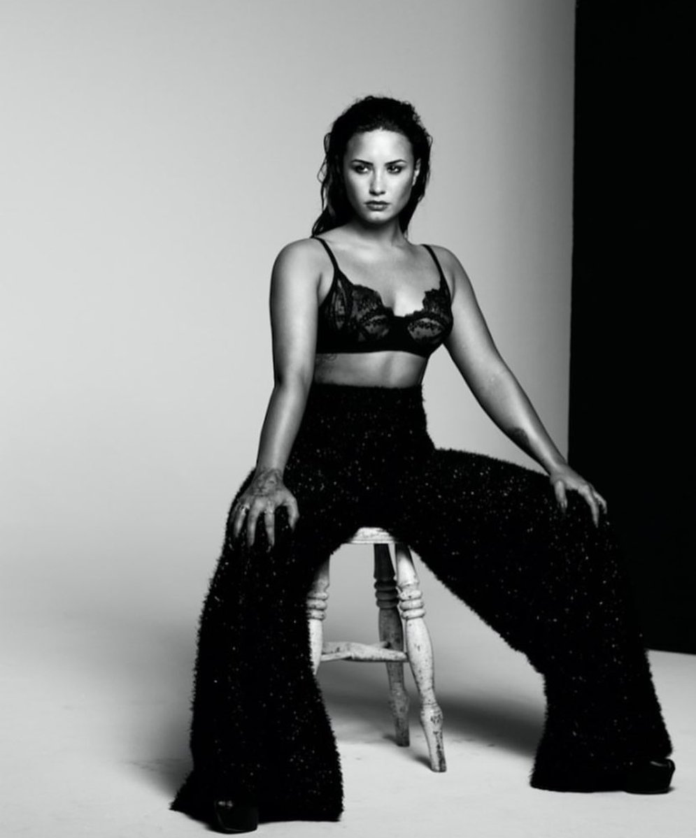 Demi_Lovato_-_Tell_Me_You_Love_Me_Photoshoot_2017-14.jpg