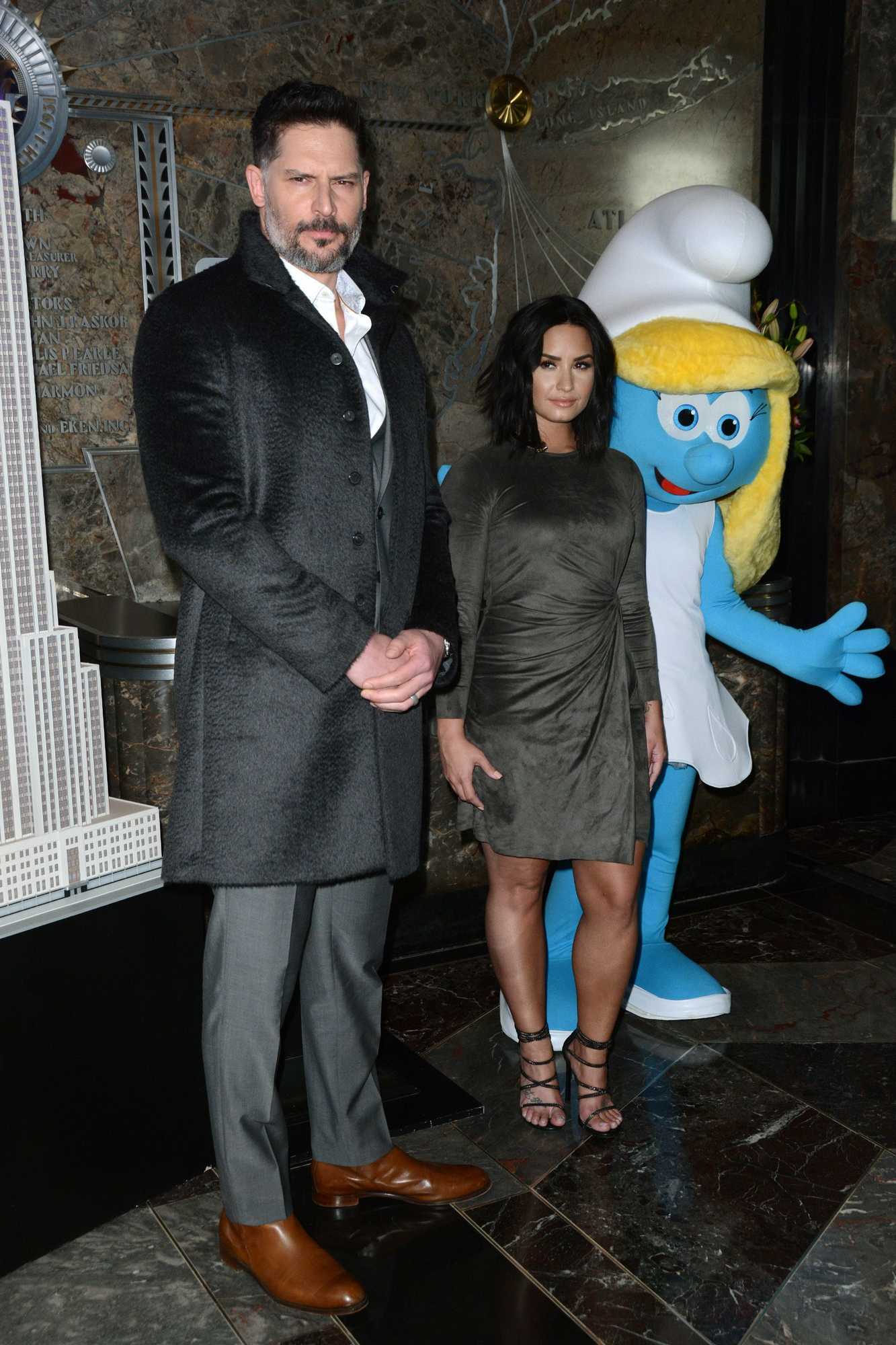 Demi_Lovato_-_The_Empire_State_Building_in_New_York_on_March_20-06.jpg