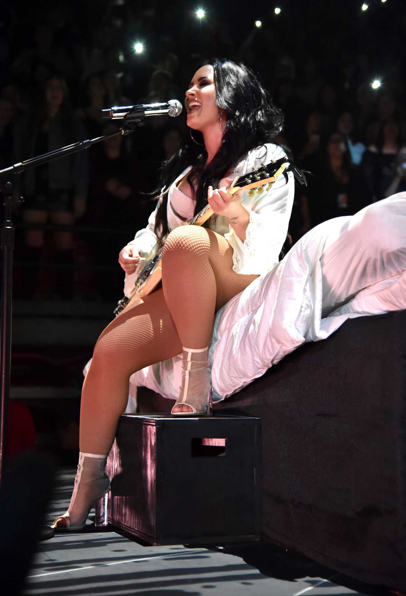 Demi_Lovato_-_Viejas_Arena_at_Aztec_Bowl_San_Diego_State_University_on_February_262C_2018-01.jpg