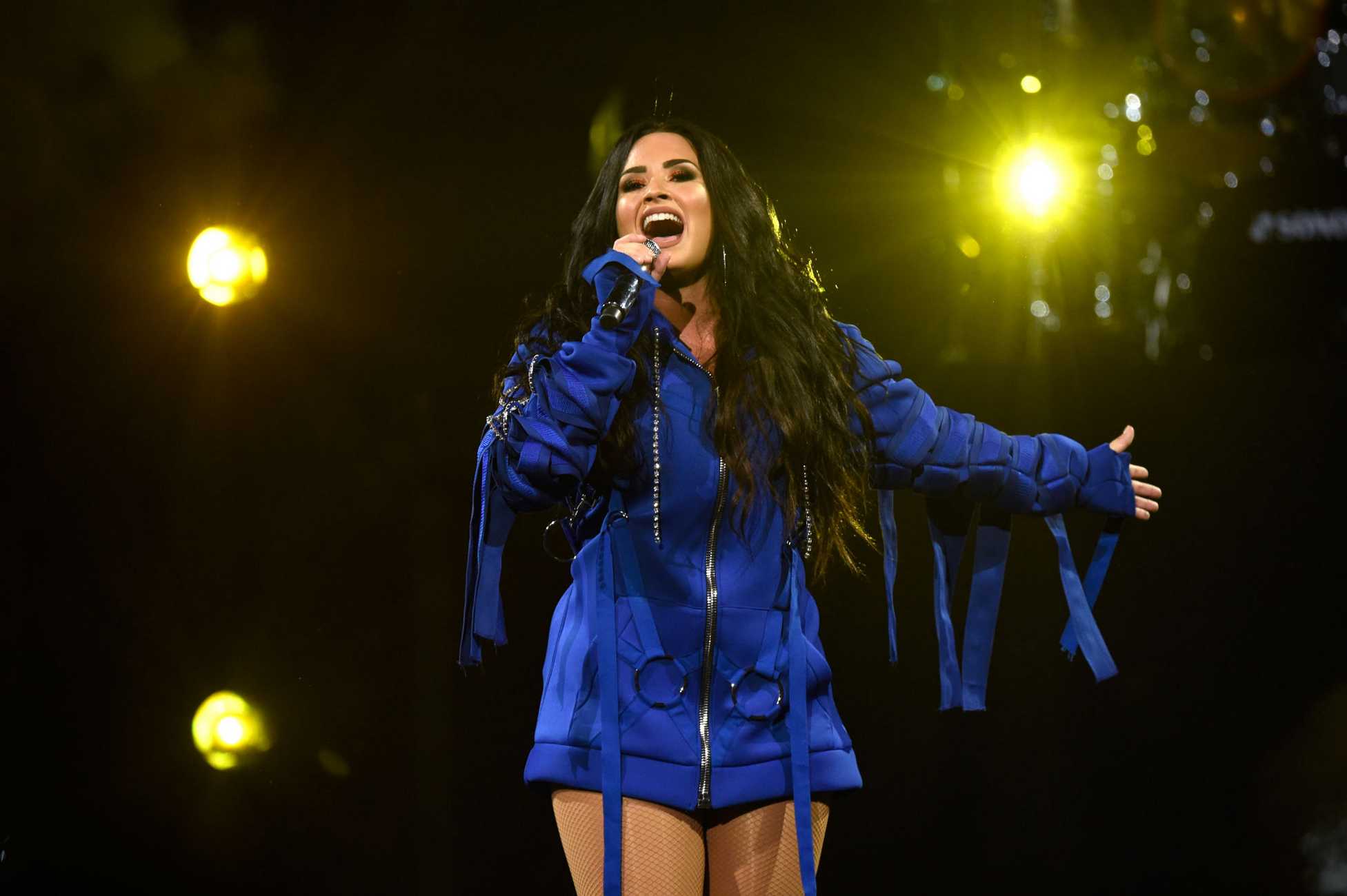 Demi_Lovato_-_Viejas_Arena_at_Aztec_Bowl_San_Diego_State_University_on_February_262C_2018-09.jpg