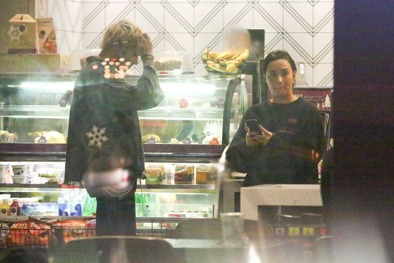 Demi_Lovato_-_night_out_in_West_Hollywood_11052018-04.jpg