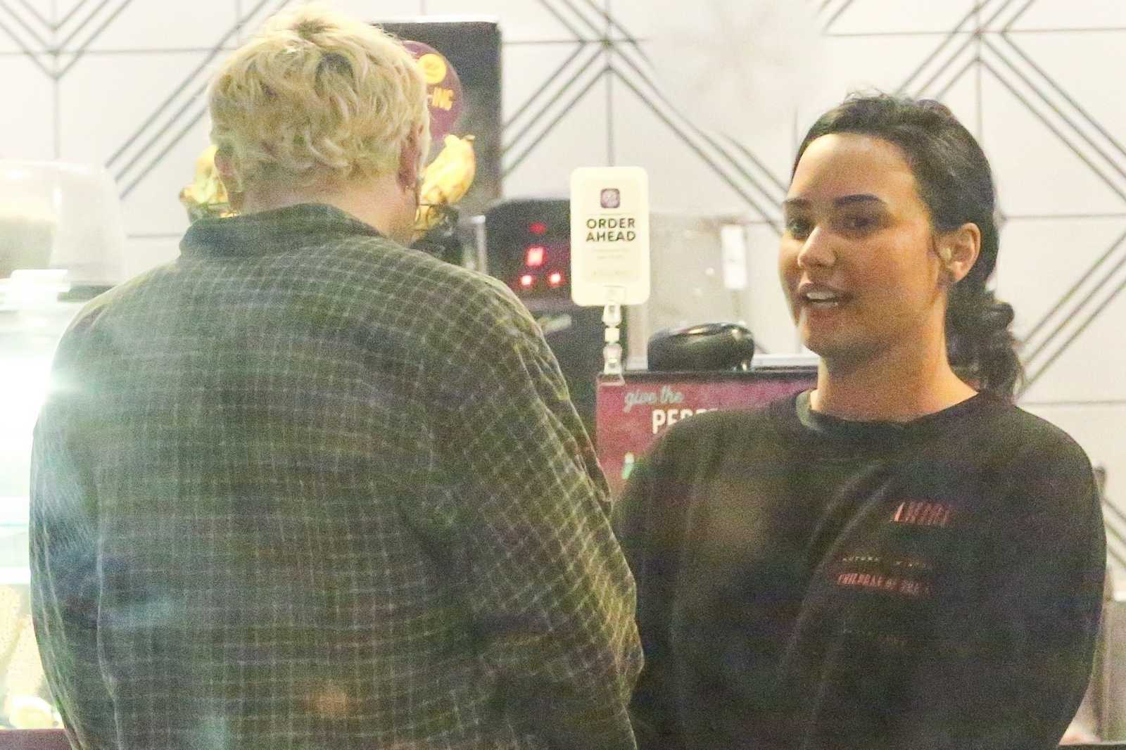 Demi_Lovato_-_night_out_in_West_Hollywood_11052018-06.jpg