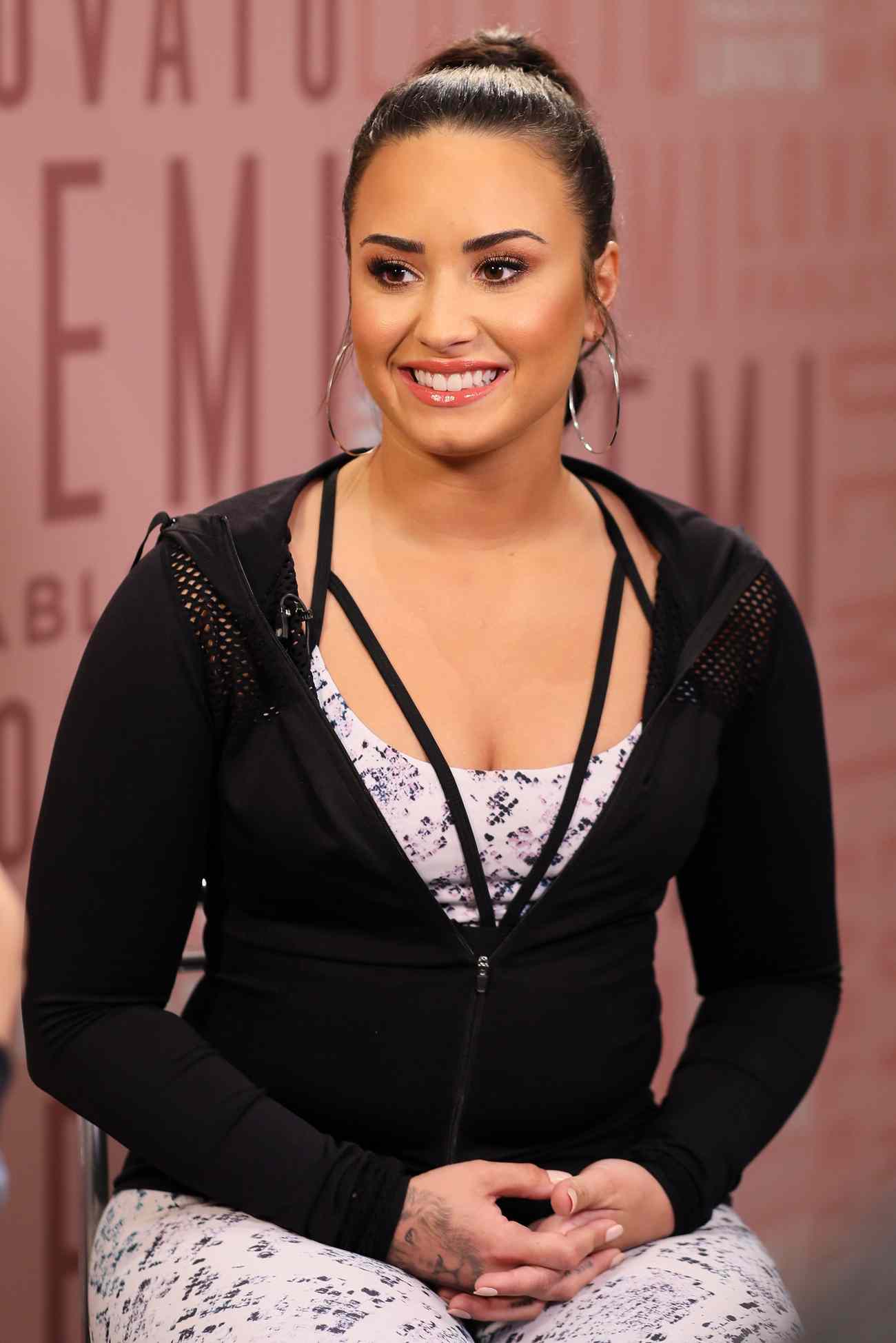 Demi_Lovato_-_visits_Fabletics_at_Del_Amo_Fashion_Center_in_Torrance2C_CA_-_January_2700001.jpg