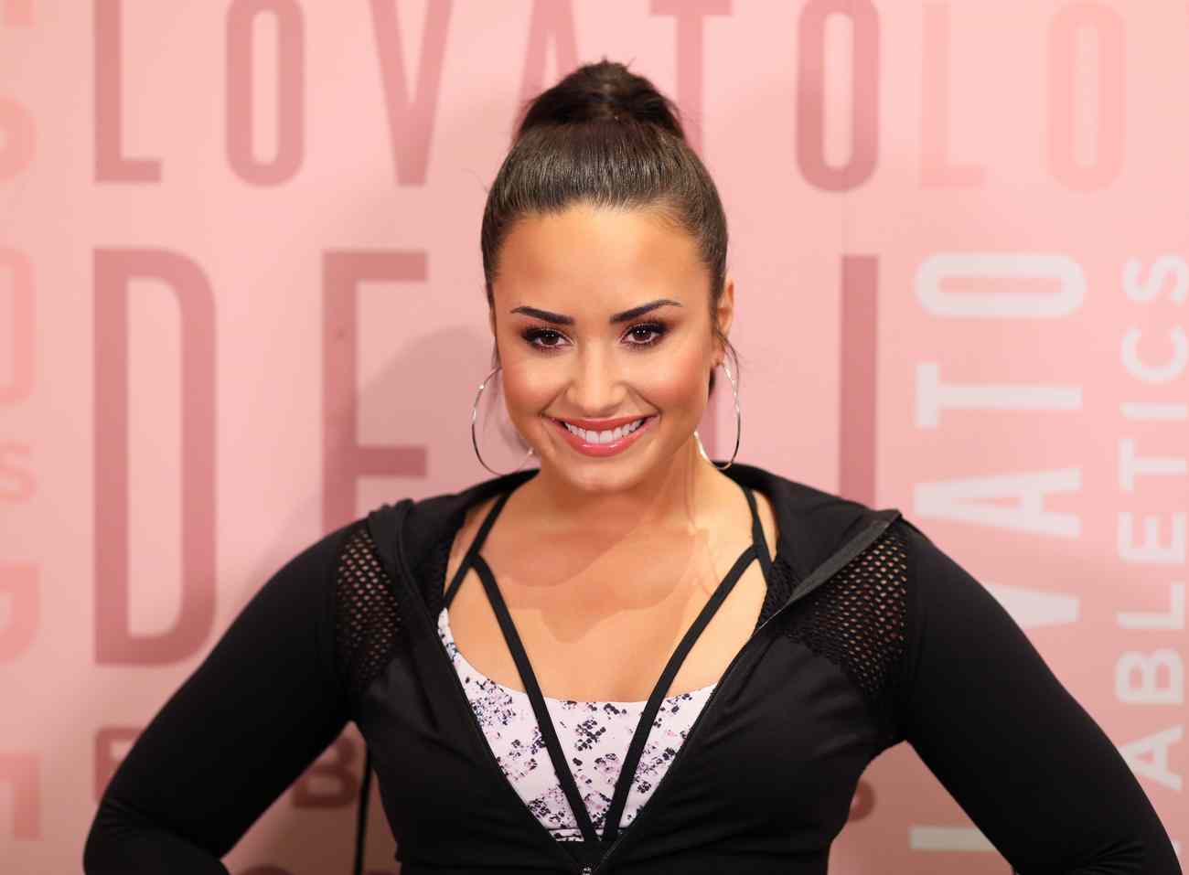 Demi_Lovato_-_visits_Fabletics_at_Del_Amo_Fashion_Center_in_Torrance2C_CA_-_January_2700002.jpg