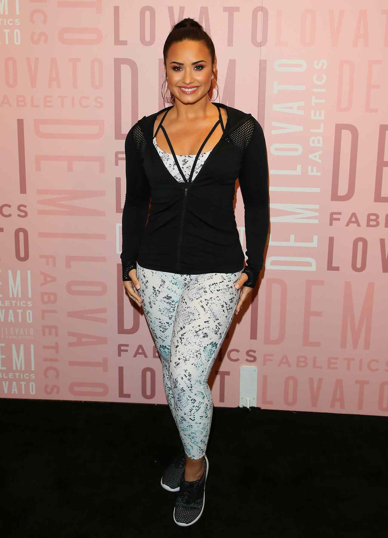 Demi_Lovato_-_visits_Fabletics_at_Del_Amo_Fashion_Center_in_Torrance2C_CA_-_January_2700003.jpg
