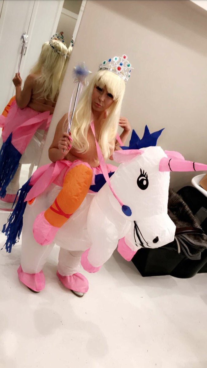 Demi_Lovato_Halloween_Party_2017_-_October_29-13.jpg