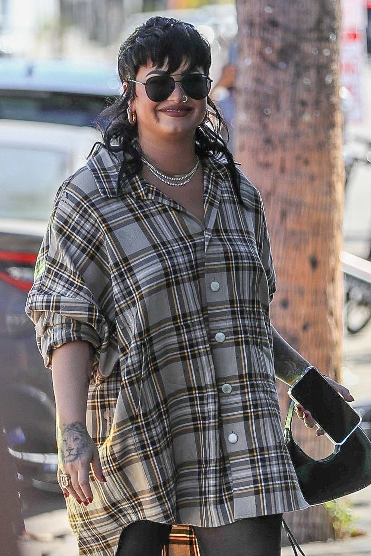 Demi_Lovato___Paris_Hilton_-_at_Dolls_Kill_in_West_Hollywood2C_California__1013202101.jpg
