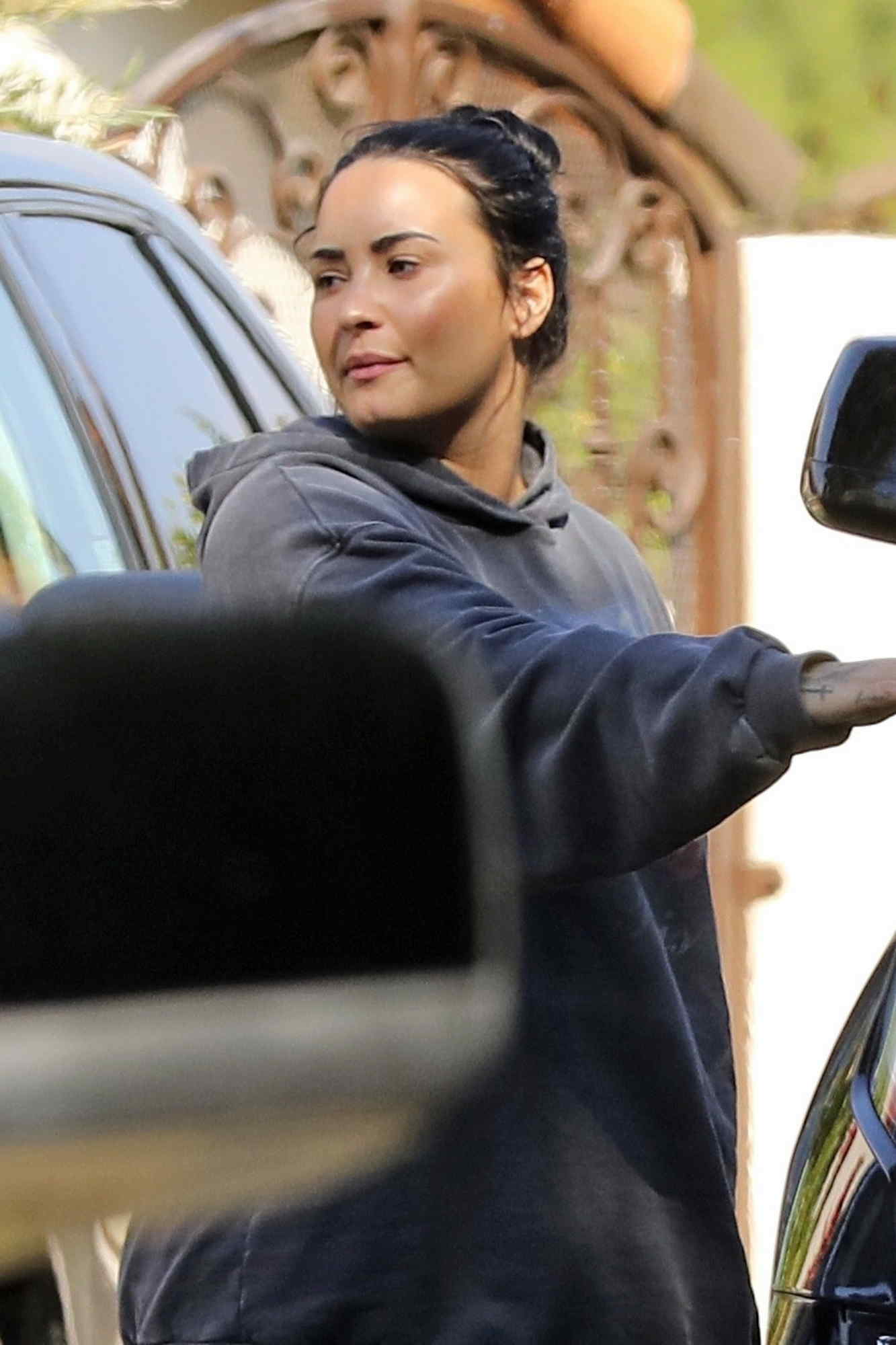 Leaves_a_gym_before_a_trip_to_a_laser_center_in_LA_-_February_283.jpg