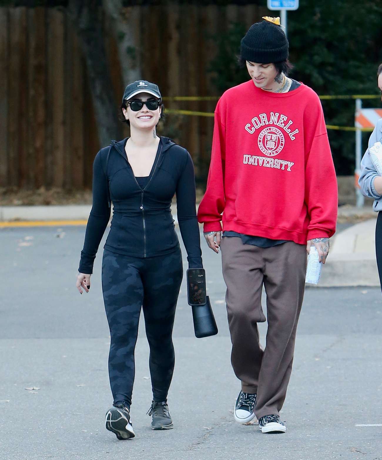 Out_for_a_hike_with_her_boyfriend_through_Fryman_Canyon_Park_in_Studio_City_-_November_272C_202201.jpg