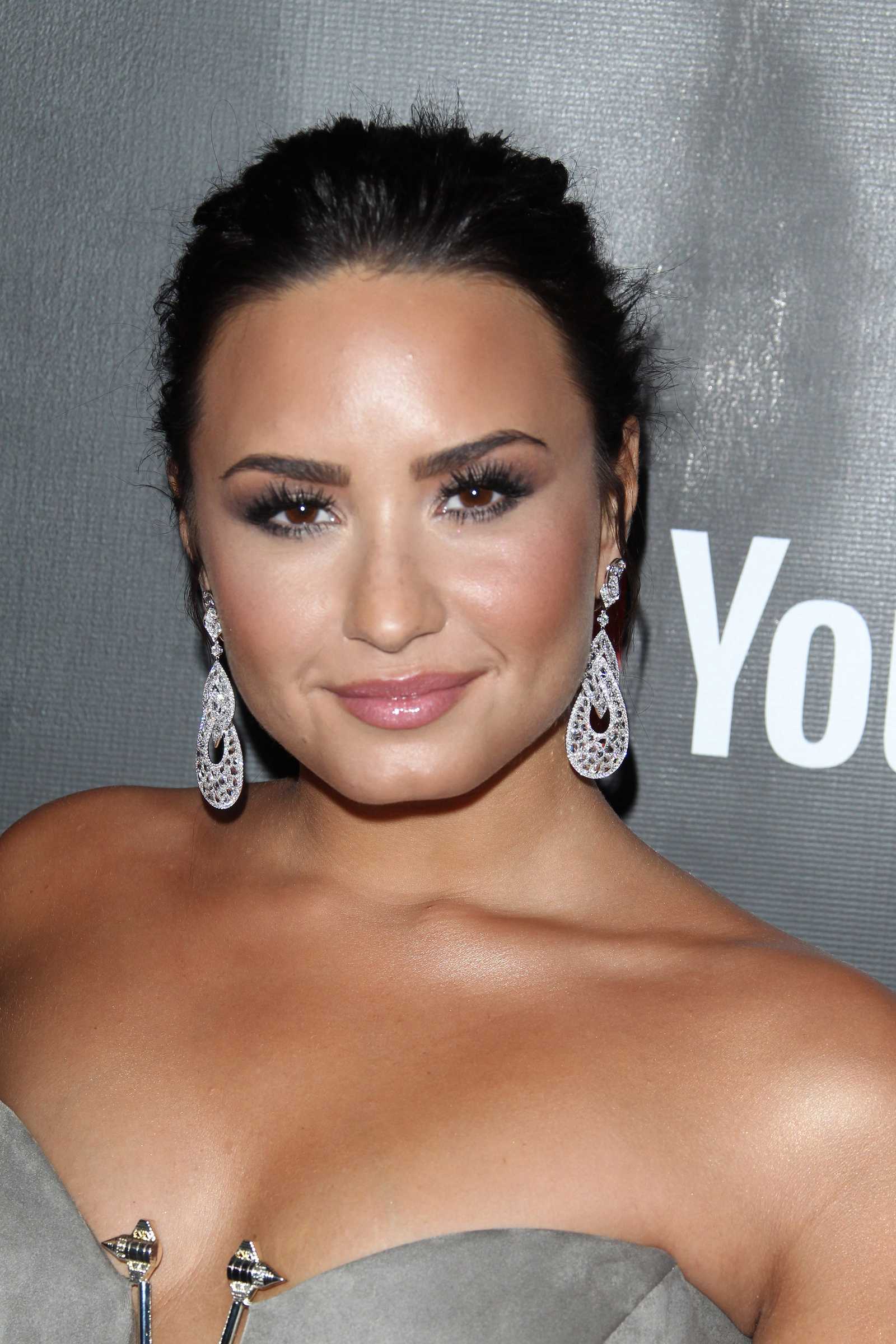 YouTube_s__Demi_Lovato_Simply_Complicated__Premiere_-_October_11-04.jpg