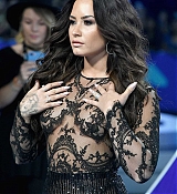 Demi_Lovato_-_2017_MTV_Video_Music_Awards_on_August_27-14.jpg
