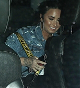 Demi_Lovato_-_Makes_a_mad_dash_to_her_car_while_leaving_No_Vacancy_in_Hollywood2C_CA_-_April_400001.jpg