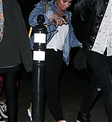Demi_Lovato_-_Makes_a_mad_dash_to_her_car_while_leaving_No_Vacancy_in_Hollywood2C_CA_-_April_400002.jpg