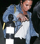 Demi_Lovato_-_Makes_a_mad_dash_to_her_car_while_leaving_No_Vacancy_in_Hollywood2C_CA_-_April_400003.jpg