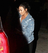 Demi_Lovato_-_Makes_a_mad_dash_to_her_car_while_leaving_No_Vacancy_in_Hollywood2C_CA_-_April_400005.jpg