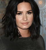 Demi_Lovato_-_The_Empire_State_Building_in_New_York_on_March_20-10.jpg