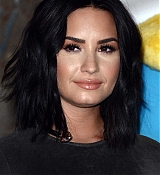 Demi_Lovato_-_The_Empire_State_Building_in_New_York_on_March_20-12.jpg