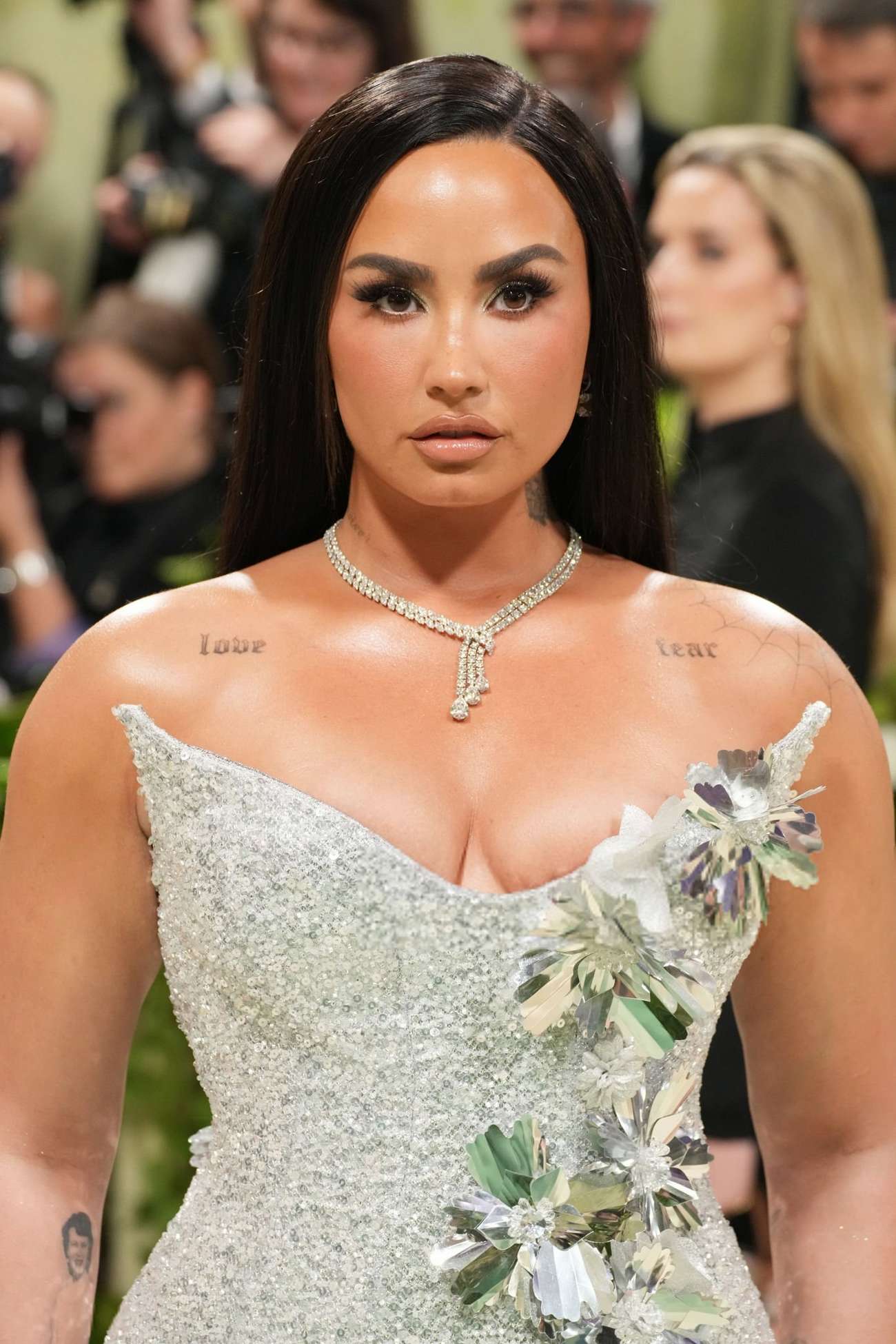 Demi_Lovato_-2024_Met_Gala_on_in_New_York_May_62C_2024_13.jpg
