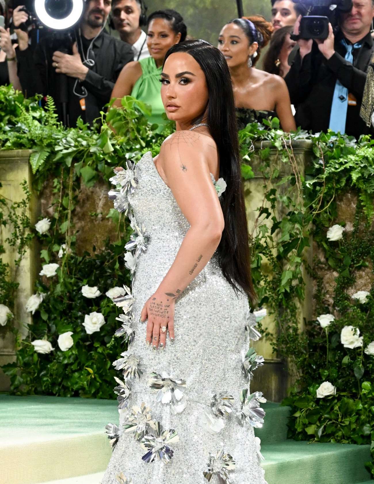Demi_Lovato_-2024_Met_Gala_on_in_New_York_May_62C_2024_15.jpg