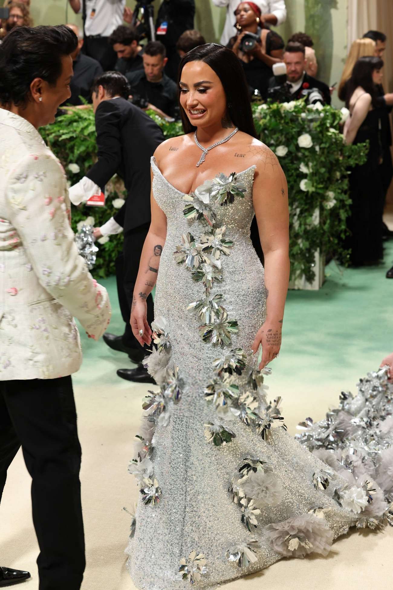 Demi_Lovato_-2024_Met_Gala_on_in_New_York_May_62C_2024_36.jpg