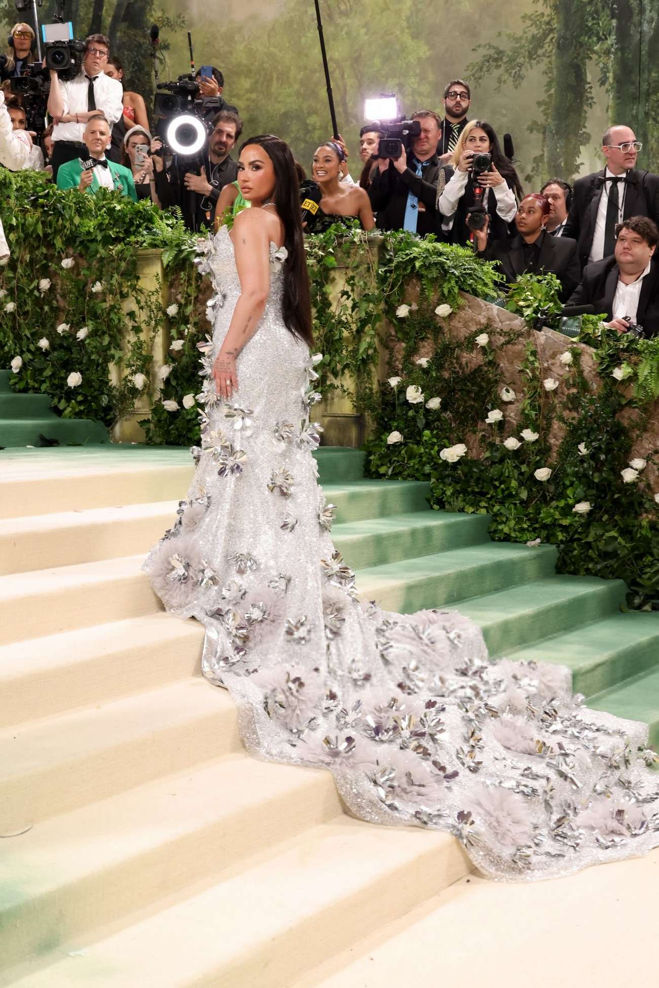 Demi_Lovato_-2024_Met_Gala_on_in_New_York_May_62C_2024_39.jpg