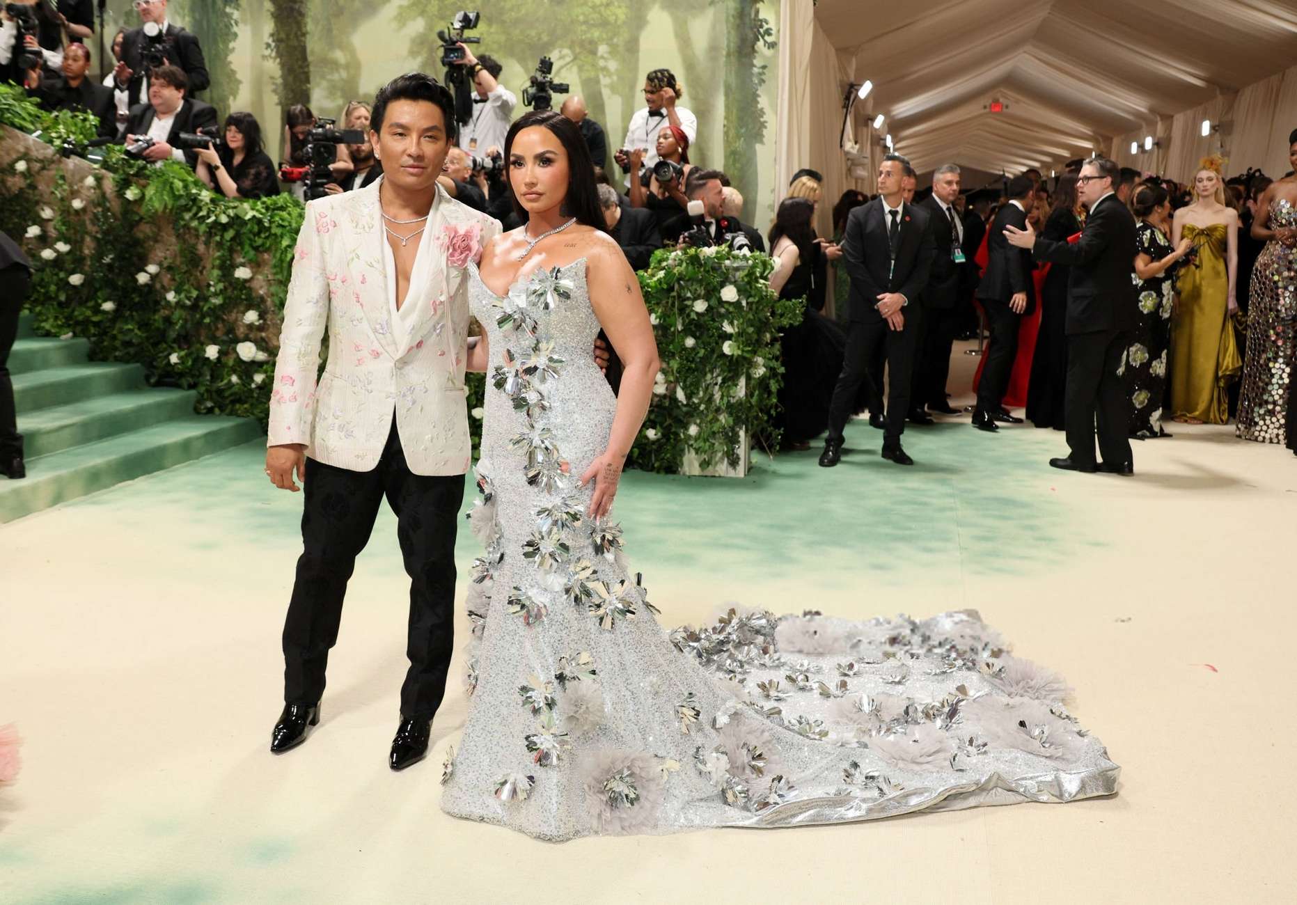 Demi_Lovato_-2024_Met_Gala_on_in_New_York_May_62C_2024_41.jpg