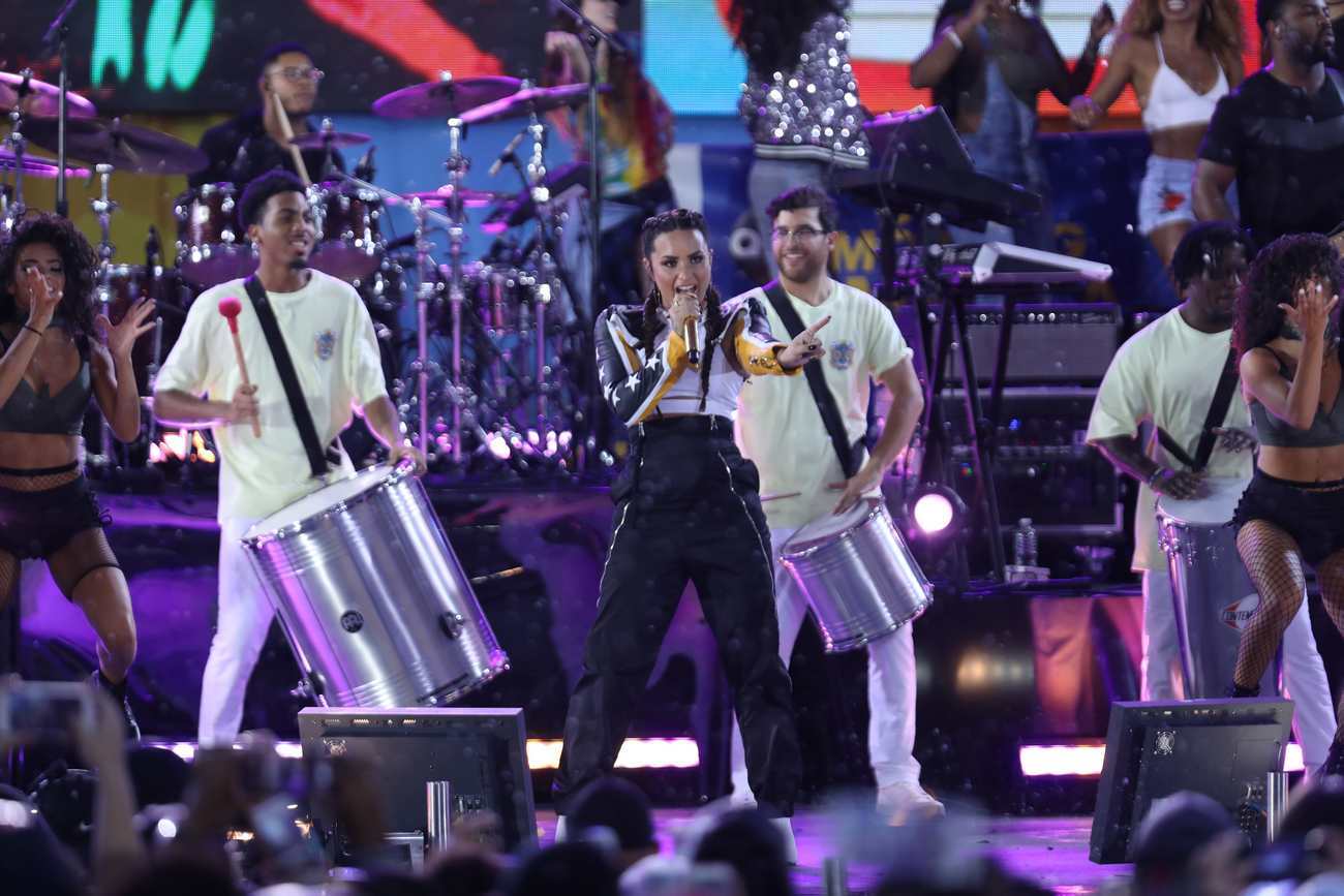 Demi_Lovato_-_In_Concert_on_Good_Morning_America_in_Central_Park2C_NY_-_August_18-03.jpg