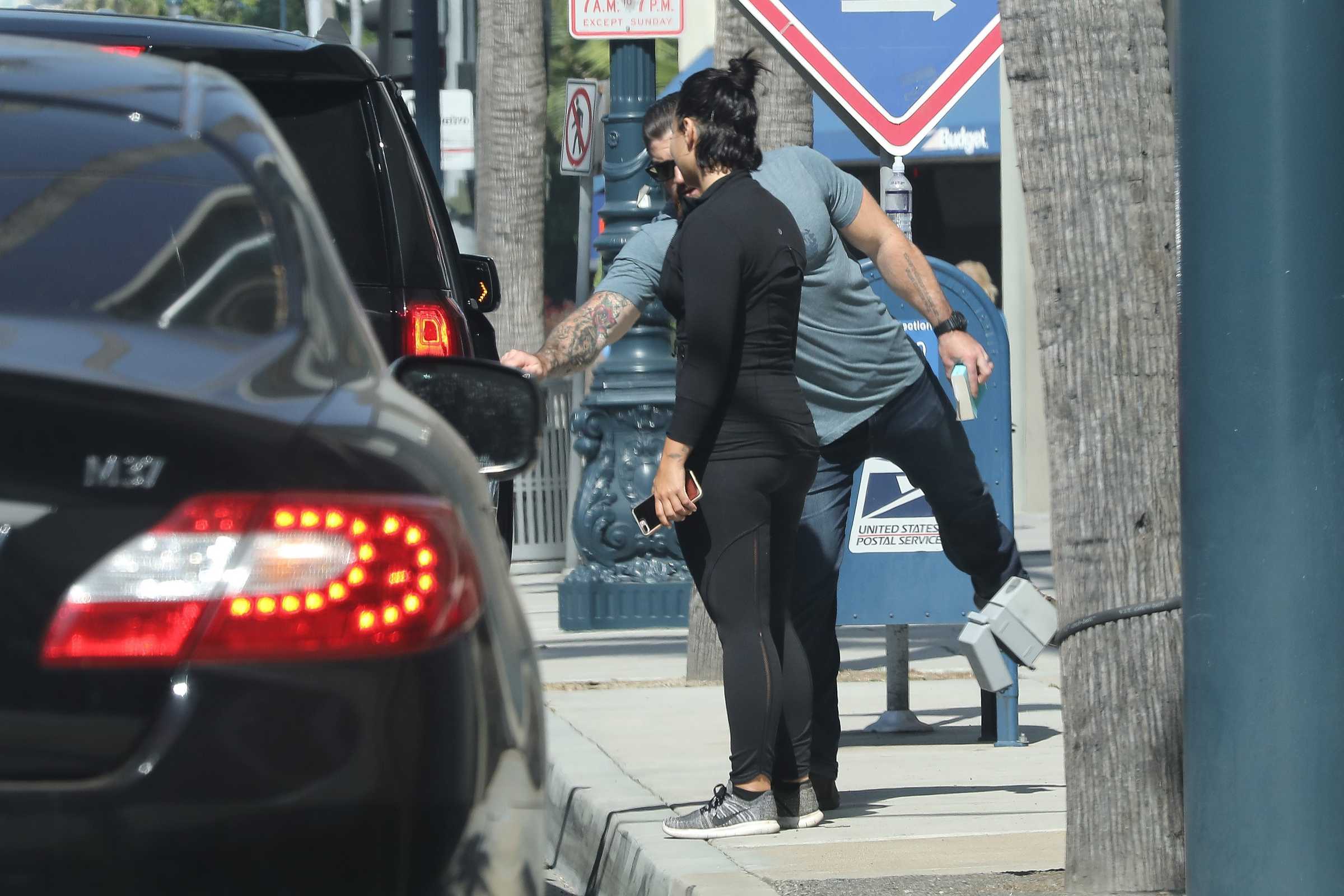 Leaving_Gym_in_LA_-_April_5th-03.jpg