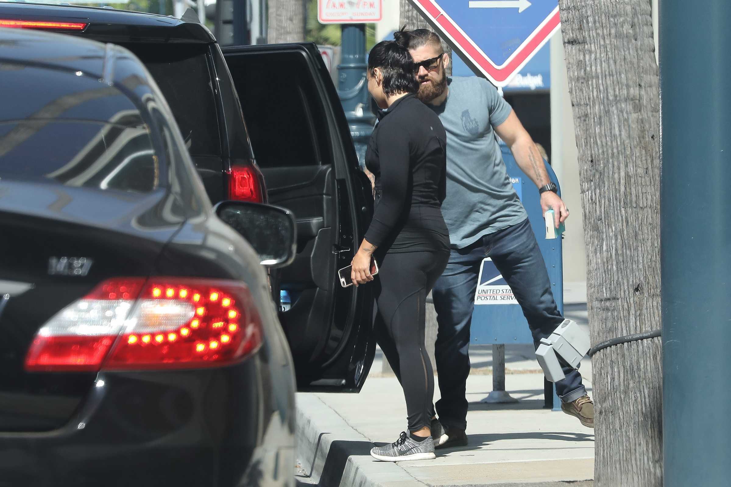Leaving_Gym_in_LA_-_April_5th-05.jpg